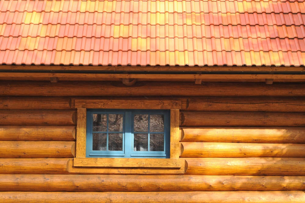A-log-cabin-varnish-enhances-the-natural-look-of-the-wood11235