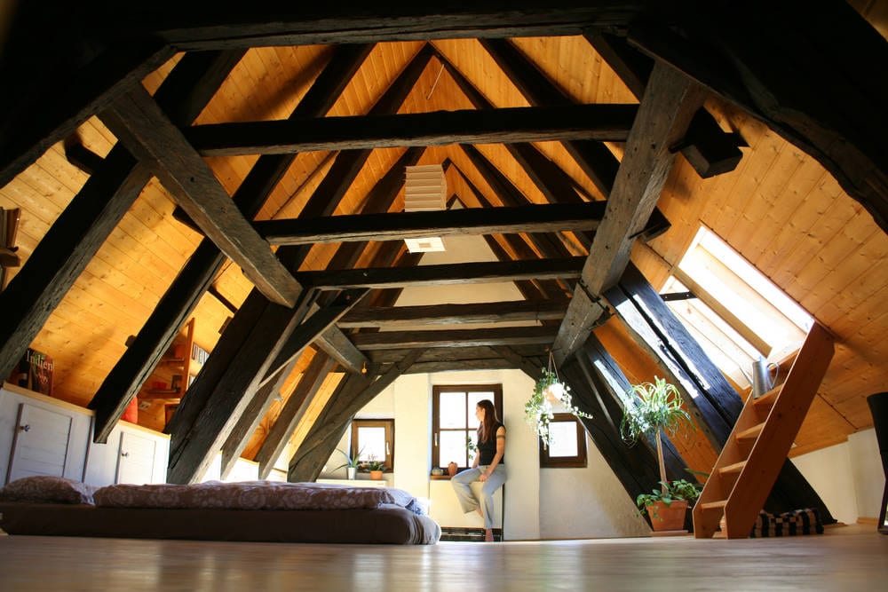 oak-beams-in-a-wooden-house24